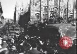 Immagine di Civili italiani Milano Italia, 1945, secondo 56 filmato di repertorio 65675059080