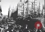 Immagine di Civili italiani Milano Italia, 1945, secondo 58 filmato di repertorio 65675059080