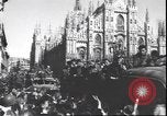 Immagine di Civili italiani Milano Italia, 1945, secondo 59 filmato di repertorio 65675059080