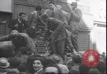 Immagine di Partigiani italiani Milano Italia, 1945, secondo 24 filmato di repertorio 65675059081