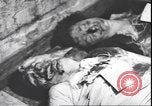 Standbild Leiche von Mussolini Mailand Italien, 1945, aus Sekunde 3 historischem Filmmaterial Videoclip 65675059082