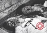 Standbild Leiche von Mussolini Mailand Italien, 1945, aus Sekunde 23 historischem Filmmaterial Videoclip 65675059082