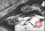Standbild Leiche von Mussolini Mailand Italien, 1945, aus Sekunde 25 historischem Filmmaterial Videoclip 65675059082