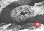 Standbild Leiche von Mussolini Mailand Italien, 1945, aus Sekunde 47 historischem Filmmaterial Videoclip 65675059082