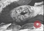 Standbild Leiche von Mussolini Mailand Italien, 1945, aus Sekunde 49 historischem Filmmaterial Videoclip 65675059082