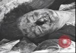 Standbild Leiche von Mussolini Mailand Italien, 1945, aus Sekunde 52 historischem Filmmaterial Videoclip 65675059082