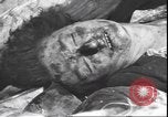 Standbild Leiche von Mussolini Mailand Italien, 1945, aus Sekunde 57 historischem Filmmaterial Videoclip 65675059082