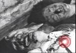 Standbild Leiche von Mussolini Mailand Italien, 1945, aus Sekunde 62 historischem Filmmaterial Videoclip 65675059082
