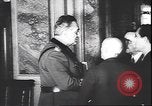 Immagine di Benito Mussolini con funzionari tedeschi Teatro europeo, 1944, secondo 37 filmato di repertorio 65675059093