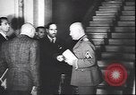 Immagine di Benito Mussolini con funzionari tedeschi Teatro europeo, 1944, secondo 41 filmato di repertorio 65675059093