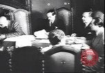 Immagine di Benito Mussolini con funzionari tedeschi Teatro europeo, 1944, secondo 56 filmato di repertorio 65675059093