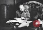 Immagine di Benito Mussolini con funzionari tedeschi Teatro europeo, 1944, secondo 59 filmato di repertorio 65675059093