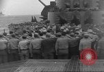 Image obsèques en mer Océan Pacifique, 1945, de la seconde 23 séquences d'archives historiques vidéo 65675059123