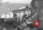 Image obsèques en mer Océan Pacifique, 1945, de la seconde 33 séquences d'archives historiques vidéo 65675059123