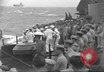 Image obsèques en mer Océan Pacifique, 1945, de la seconde 37 séquences d'archives historiques vidéo 65675059123