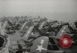 Standbild Träger Flugzeug Pazifik, 1945, aus Sekunde 18 historischem Filmmaterial Videoclip 65675059156