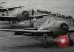 Standbild Träger Flugzeug Pazifik, 1945, aus Sekunde 19 historischem Filmmaterial Videoclip 65675059156