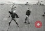 Standbild Träger Flugzeug Pazifik, 1945, aus Sekunde 22 historischem Filmmaterial Videoclip 65675059156