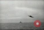 Standbild Träger Flugzeug Pazifik, 1945, aus Sekunde 37 historischem Filmmaterial Videoclip 65675059156