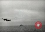Standbild Träger Flugzeug Pazifik, 1945, aus Sekunde 40 historischem Filmmaterial Videoclip 65675059156