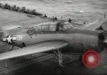 Standbild Träger Flugzeug Pazifik, 1945, aus Sekunde 55 historischem Filmmaterial Videoclip 65675059156