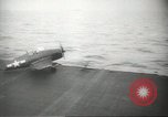 Standbild Träger Flugzeug Pazifik, 1945, aus Sekunde 61 historischem Filmmaterial Videoclip 65675059156