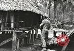Standbild USA Soldaten New Guinea, 1944, aus Sekunde 1 historischem Filmmaterial Videoclip 65675059164