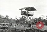 Standbild USA Soldaten New Guinea, 1944, aus Sekunde 60 historischem Filmmaterial Videoclip 65675059164