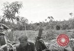 Standbild Australische Soldaten Zweiten Weltkrieg Dschungel zu bekämpfen Tarakan Borneo Indonesien, 1945, aus Sekunde 19 historischem Filmmaterial Videoclip 65675059180