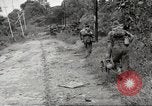 Standbild Australische Soldaten Zweiten Weltkrieg Dschungel zu bekämpfen Tarakan Borneo Indonesien, 1945, aus Sekunde 62 historischem Filmmaterial Videoclip 65675059180