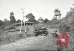 Image Les soldats australiens en combat Seconde Guerre Mondiale Tarkan Bornéo indonésien, 1945, de la seconde 32 séquences d'archives historiques vidéo 65675059181