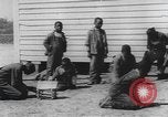 Standbild Afrikanische amerikanische Mädchen weben Körbe United States USA, 1940, aus Sekunde 8 historischem Filmmaterial Videoclip 65675059218