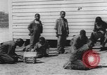 Standbild Afrikanische amerikanische Mädchen weben Körbe United States USA, 1940, aus Sekunde 9 historischem Filmmaterial Videoclip 65675059218