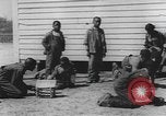 Standbild Afrikanische amerikanische Mädchen weben Körbe United States USA, 1940, aus Sekunde 10 historischem Filmmaterial Videoclip 65675059218