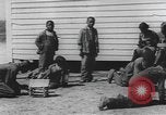 Standbild Afrikanische amerikanische Mädchen weben Körbe United States USA, 1940, aus Sekunde 11 historischem Filmmaterial Videoclip 65675059218