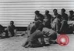 Standbild Afrikanische amerikanische Mädchen weben Körbe United States USA, 1940, aus Sekunde 16 historischem Filmmaterial Videoclip 65675059218