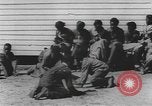 Standbild Afrikanische amerikanische Mädchen weben Körbe United States USA, 1940, aus Sekunde 17 historischem Filmmaterial Videoclip 65675059218