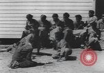 Standbild Afrikanische amerikanische Mädchen weben Körbe United States USA, 1940, aus Sekunde 18 historischem Filmmaterial Videoclip 65675059218