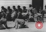 Standbild Afrikanische amerikanische Mädchen weben Körbe United States USA, 1940, aus Sekunde 20 historischem Filmmaterial Videoclip 65675059218