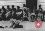 Standbild Afrikanische amerikanische Mädchen weben Körbe United States USA, 1940, aus Sekunde 21 historischem Filmmaterial Videoclip 65675059218
