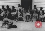 Standbild Afrikanische amerikanische Mädchen weben Körbe United States USA, 1940, aus Sekunde 22 historischem Filmmaterial Videoclip 65675059218