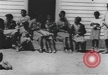 Standbild Afrikanische amerikanische Mädchen weben Körbe United States USA, 1940, aus Sekunde 24 historischem Filmmaterial Videoclip 65675059218