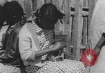 Standbild Afrikanische amerikanische Mädchen weben Körbe United States USA, 1940, aus Sekunde 25 historischem Filmmaterial Videoclip 65675059218