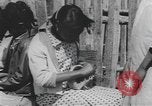 Standbild Afrikanische amerikanische Mädchen weben Körbe United States USA, 1940, aus Sekunde 26 historischem Filmmaterial Videoclip 65675059218