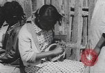 Standbild Afrikanische amerikanische Mädchen weben Körbe United States USA, 1940, aus Sekunde 27 historischem Filmmaterial Videoclip 65675059218