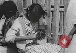 Standbild Afrikanische amerikanische Mädchen weben Körbe United States USA, 1940, aus Sekunde 28 historischem Filmmaterial Videoclip 65675059218