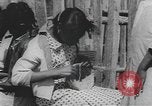 Standbild Afrikanische amerikanische Mädchen weben Körbe United States USA, 1940, aus Sekunde 29 historischem Filmmaterial Videoclip 65675059218
