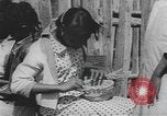 Standbild Afrikanische amerikanische Mädchen weben Körbe United States USA, 1940, aus Sekunde 30 historischem Filmmaterial Videoclip 65675059218