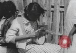 Standbild Afrikanische amerikanische Mädchen weben Körbe United States USA, 1940, aus Sekunde 31 historischem Filmmaterial Videoclip 65675059218