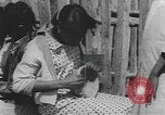 Standbild Afrikanische amerikanische Mädchen weben Körbe United States USA, 1940, aus Sekunde 32 historischem Filmmaterial Videoclip 65675059218